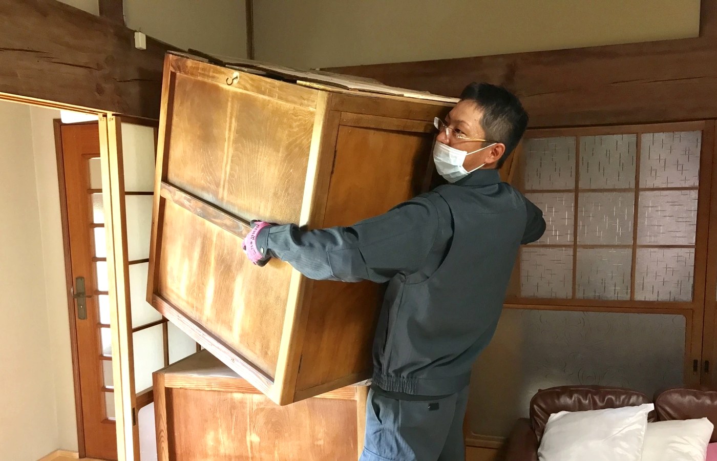 作業スタッフによる家具移動